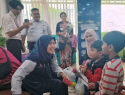 Rayakan Hari Ibu, KAI Daop 3 Cirebon Beri Kejutan Spesial bagi Penumpang di Masa Nataru